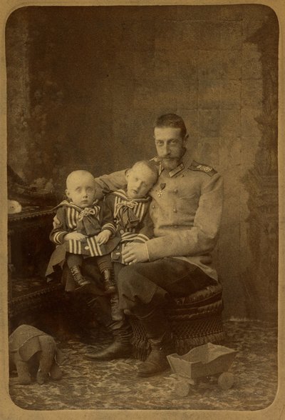 Constantin Constantinovitch de Russie avec ses fils Ioann et Gabriel - Grã-Duque Constantino Constantinovich da Rússia com filhos, John Konstantinovich e Gabriel Konstantinovich, de Bergamasco, Charles (Karl) (1830-1896). Foto Albumina, c. 1890. Russo de Charles Bergamasco