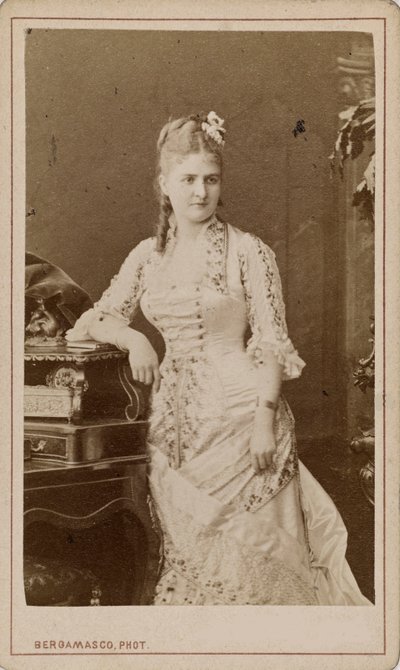Retrato da cantora de ópera Caroline Salla Caroline Louise de Septavaux , c. 1880. de Charles Bergamasco