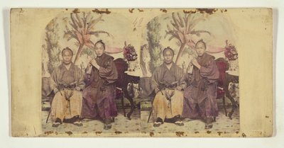 Dois membros da primeira missão diplomática japonesa nos Estados Unidos:  Membro não identificado (à esquerda) e Tateishi Onojirō-Noriyuki, intérprete em formação (à direita) de Charles DeForest Fredricks
