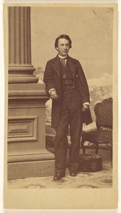 [Jovem não identificado, de pé]. de Charles DeForest Fredricks