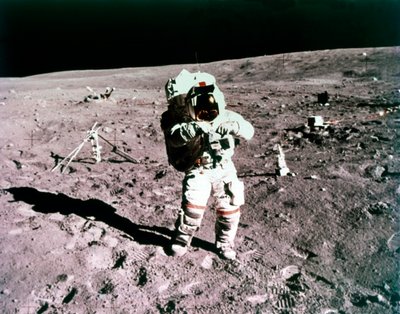 Astronauta John Young na superfície lunar, missão Apollo 16, 21 de abril de 1972. de Charles Duke