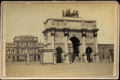 França, Ile-de-France, Paris (75): O Arco do Triunfo do Carrossel com os edifícios em ruínas das Tuileries imperiales de Charles & Fontaine Pierre (1762 1853) Percier