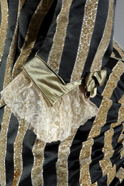 Vestido de noite, c.1884 (vista detalhada do braço). Cetina de seda e veludo cortado, renda, borlas de fio de seda e franja. Charles Frederick Worth, França. de Charles Frederick Worth