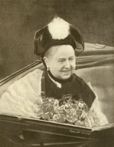 Rainha Victoria sorrindo, tendo acabado de aceitar um ramo de flores, Ilha de Wight, c.1887 (foto a p/b) de Charles Knight