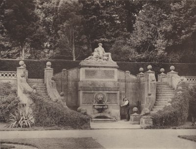 Fonte mural no jardim em Bowood, Wilts de Charles Latham