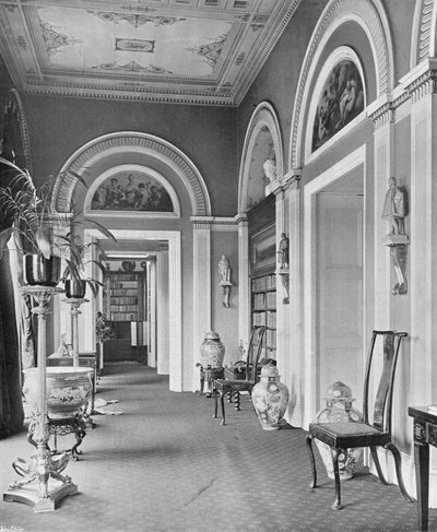 O corredor da biblioteca de Charles Latham