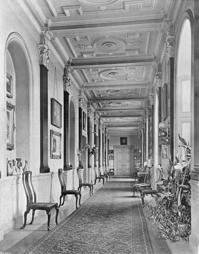 O longo corredor de Charles Latham