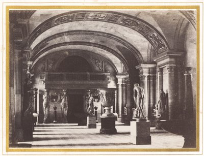 Sala das Cariátides, no Museu do Louvre, c. 1851. de Charles Marville