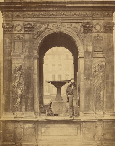[Homem não identificado posando na Fontaine des Innocents] de Charles Marville