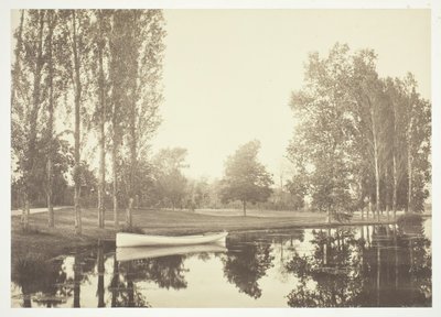 Sem título, c. 1850. [Barco em um lago no Bois de Boulogne, um parque em Paris]. de Charles Marville