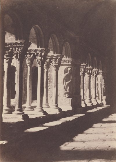 Um corredor do claustro de São Trófimo, em Arles de Charles Nègre