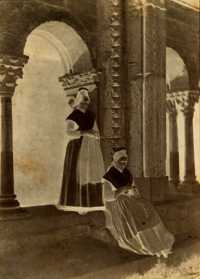 Arlesianas no claustro de Saint-Trophime «Arles» de Charles Nègre