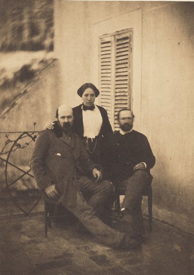 Retrato de Rachel Félix e de dois homens não identificados numa varanda de Charles Nègre
