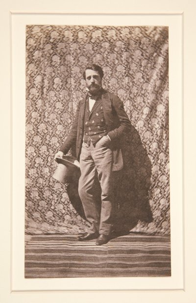 Retrato de um homem de pé com chapéu de Charles Nègre
