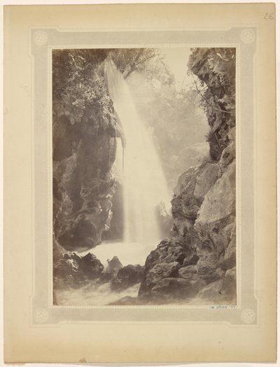 Cascata e rochedos, sul de França de Charles Nègre