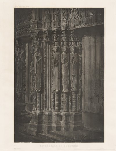 Planche XIII - Cathédrale de Chartres, Statues Colonnes de la Porte Centrale du Portail Royal (Placa XIII - Catedral de Chartres, Colunas de Estátuas na Porta Central da Entrada Real),1855, impresso em 1982 (foto) de Charles Nègre