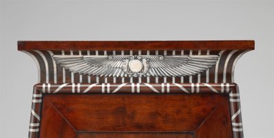 Detalhe de um armário de moedas ornamentado com emblemas egípcios prateados, c.1805 (mogno) de Charles Percier