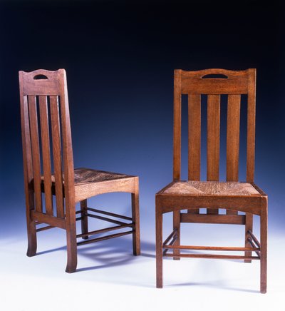 Uma cadeira de jantar de carvalho projetada por Charles Rennie Mackintosh para o Argyle Street Tearooms, c.1898-99 de Charles Rennie Mackintosh