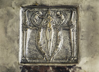 Baixo relevo, detalhe da decoração da lareira, quarto por Charles Rennie Mackintosh, Reino Unido, século XX de Charles Rennie Mackintosh