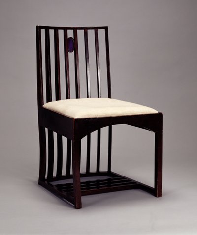 Cadeira na sala de estar, HousHill, Glasgow, 1904 (madeira manchada escura, incrustada com vidro colorido) de Charles Rennie Mackintosh