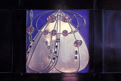 Mobiliário projetado para No. 120 Mains Street, Glasgow, gabinete preto com placa embutida, 1904 (madeira, metal, esmalte) de Charles Rennie Mackintosh