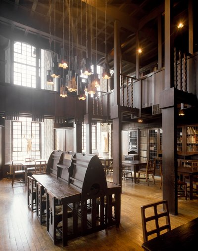 Vista interior da sala de leitura da Escola de Belas Artes desenhada pelo arquitecto Charles Rennie Mackintosh (1868-1928) de Charles Rennie Mackintosh