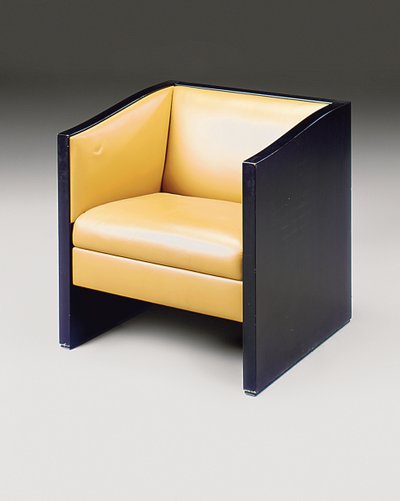 Uma de um par de poltronas, final do século 20 (couro bege e carvalho ebanizado) de Charles Rennie Mackintosh