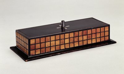 Caixa de caneta para o Quarto Branco, HousHill, Glasgow (madeira ebonizada incrustada com madrepérola e nogueira) de Charles Rennie Mackintosh