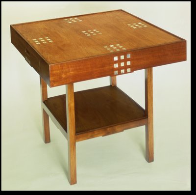 Mesa com madrepérola embutida, 1918 (madeira de mogno manchada com incrustações de madrepérola) de Charles Rennie Mackintosh