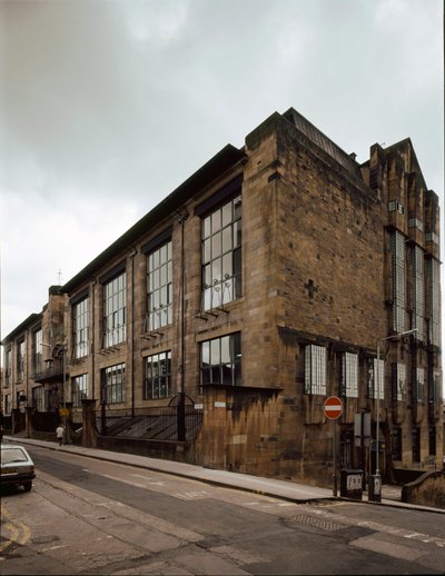Vista da Escola de Belas Artes projetada pelo arquiteto Charles Rennie Mackintosh (1868-1928) de Charles Rennie Mackintosh