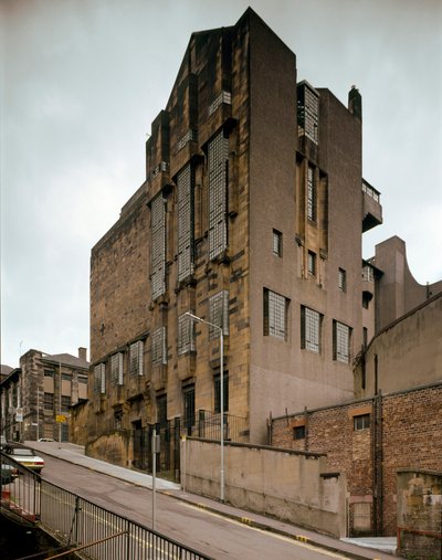 Vista da Escola de Belas Artes projetada pelo arquiteto Charles Rennie Mackintosh (1868-1928) de Charles Rennie Mackintosh