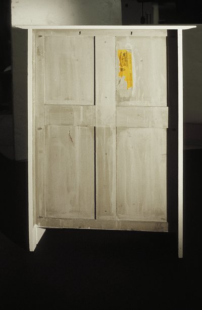 Armário branco projetado para a Sra. Rowat, 1902 (madeira, vitral, esmalte) de Charles Rennie Mackintosh
