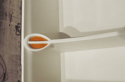 Armário branco projetado para a Sra. Rowat, 1902 (madeira, vitral, esmalte) de Charles Rennie Mackintosh