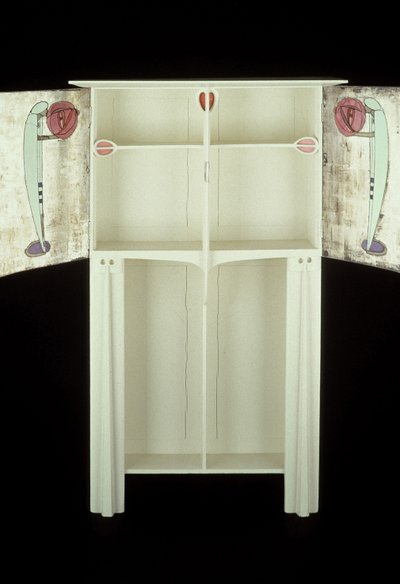 Armário branco projetado para a Sra. Rowat, 1902 (madeira, vitral, esmalte) de Charles Rennie Mackintosh