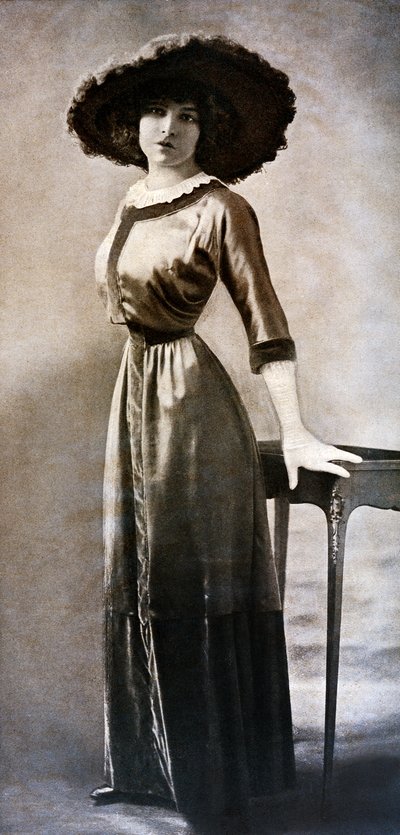 Retrato de Emilie Bouchaud, à cintura de Polar Wasp, por volta de 1909 (fotografia a preto e branco) de Charles Reutlinger