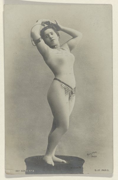 Retrato de uma bailarina pouco vestida e desconhecida num programa para um concerto, anúncio para a Comptoir Photographique de l