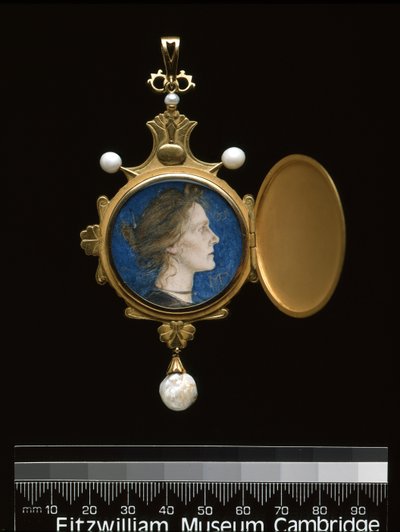 Pingente: Miss Edith Emma Cooper (1862-1913) 1901 (ouro, esmalte, pérola e wc) de Charles Ricketts