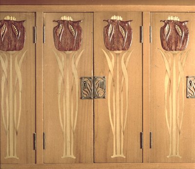 Detalhe de incrustação esculpida em gabinete, feita pela Guilda do Artesanato, c.1898-99 (mogno, azevinho e latão) de Charles Robert Ashbee