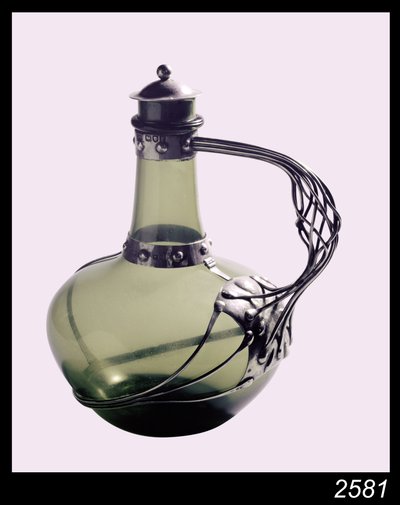 Jarra de vidro verde montada em prata com marca dos fabricantes da Guild of Handicraft, 1901 (vidro e prata) de Charles Robert Ashbee