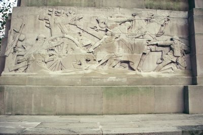 Detalhe do Royal Artillery Memorial 1914-18, 1925 (pedra de Portland) de Charles Sergeant Jagger