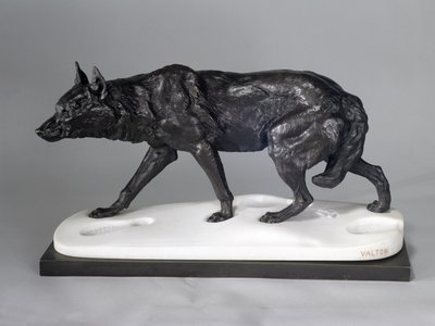 Rastreamento de lobo na neve (bronze, metal e mármore) de Charles Valton