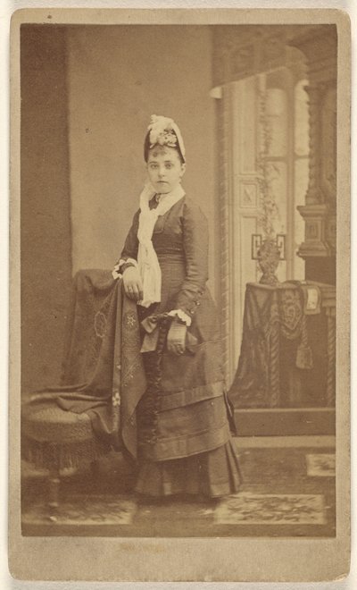 [Jovem mulher não identificada, de pé]. de Charles Waldack