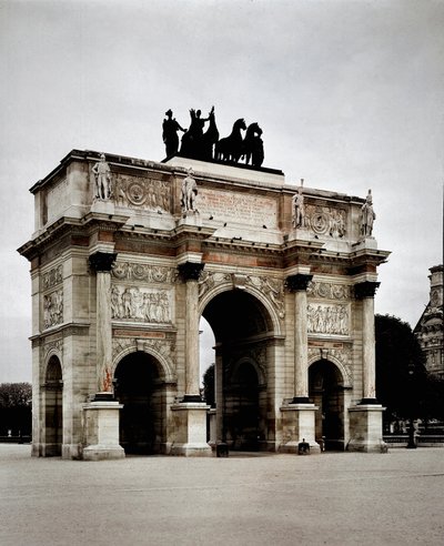 Vista do Arco do Triunfo do Carrossel realizado por Pierre Francois Leonard Fontaine (1762-1853) e Charles Percier (1764-1838) em Paris (Louvre) de Charles and Fontaine Pierre Percier