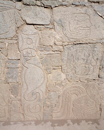 Arte pré-colombiana: relevo sobre ruínas, século IX a.C. (fotografia de Chavin Chavin