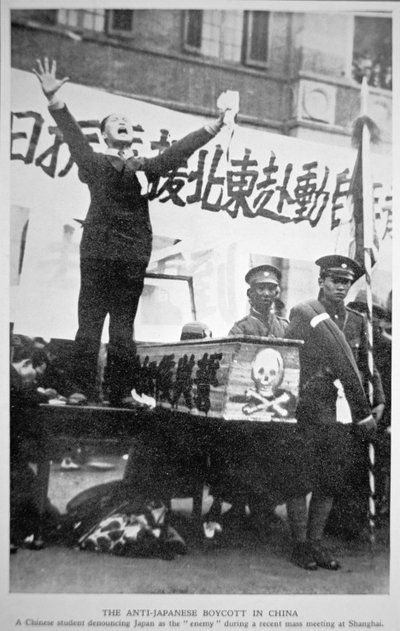 Um estudante chinês denunciando o Japão como inimigo em uma reunião de massa em Xangai como parte do boicote chinês antijaponês de 1932 de Chinese Photographer