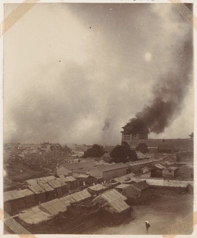 Um grande incêndio no portão principal de Pequim, 1900 de Chinese Photographer