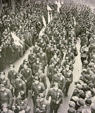 Corpo Médico Chinês saindo de Shanghai para a Coréia em 1951 (foto a p/b) de Chinese Photographer