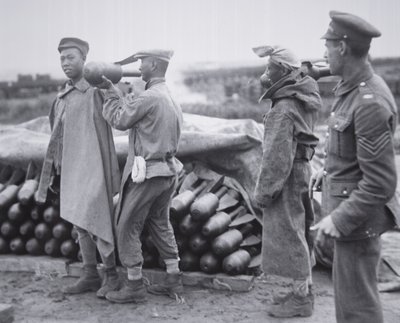 China a abastecer-se de bombas aéreas num depósito de artilharia em França de Chinese Photographer