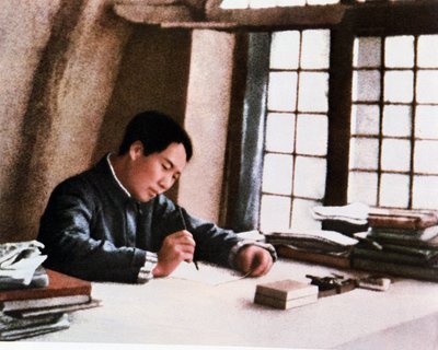 Mao escrevendo seu trabalho "Da Guerra Prolongada" em uma caverna em Yenan de Chinese Photographer