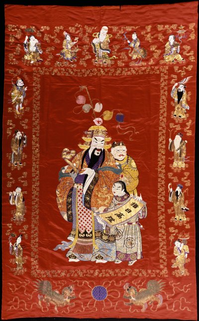 Um chinês pendurado de cetim vermelho bordado representando uma figura com um ru-i e dois atendentes, as bordas decoradas com os oito imortais de Chinese School